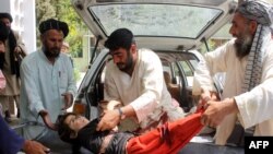 جنگ ها و انفجارات در افغانستان زنده گی کودکان را در این کشور با خطر جدی رو به رو کرده است. 