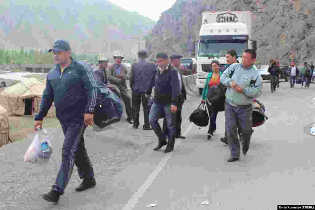 Жол жабыктыгынан улам Чоң-Алай районунда продуктулар кымбаттап, күйүүчү майлардын жетишсиздиги пайда болду.