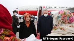 Ռեջեփ Թայիփ Էրդողանը տիկնոջ՝ մշտապես գլխաշոր կրող Էմինե Էրդողանի հետ, արխիվ, Կիև 3 փետրվարի, 2022թ. 