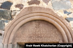 Հայերեն գրությունը՝ Ադրբեջանի կողմից վերագրավված Քելբաջարի շրջանի 13-րդ դարի Սուրբ Սարգիս եկեղեցու մուտքի մոտ։
