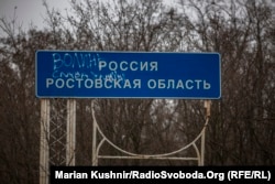 Благовіщенка, як зігнутий великий палець, впивається в сусідню Ростовську область Росії