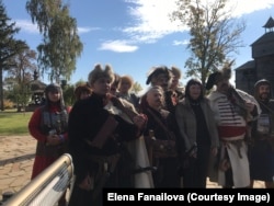 Тетяна Таїрова з акторами, які брали участь в історичній реконструкції сцени захоплення Івана Мазепи запорожцями. Батурин