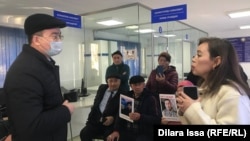 Қаңтар оқиғасына байланысты ұсталғандардың туыстары жақындарын азаптамауды талап етті. Шымкент, 1 ақпан 2022 жыл.