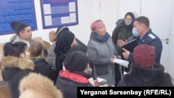 Қаңтар оқиғасына байланысты қамалғандардың жақындары Қызылорда облыстық прокуратура өкілімен  кездесіп тұр. Қызылорда қаласы. 31 қаңтар 2022 жыл.