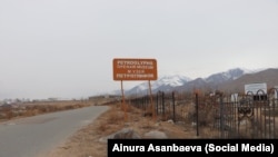 Ысыл-Көлдөгү петроглифтер жайгашкан корук.