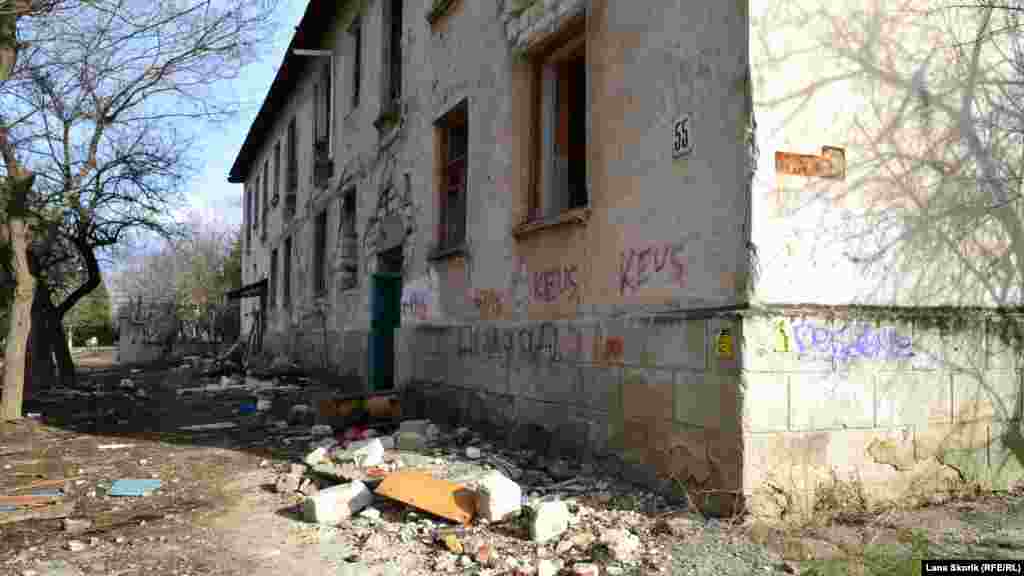 Так виглядає територія біля будинку з боку під&#39;їздів