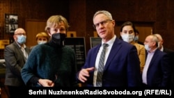 Посол Федеративної Республіки Німеччина в Україні Анка Фельдгузен і посол Держави Ізраїль в Україні Міхаель Бродський на церемонії вшанування українських Праведників народів світу, 31 січня 2022 року