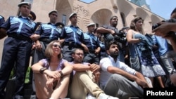 Активисты, выступающие против повышения платы за проезд в городском общественном транспорте