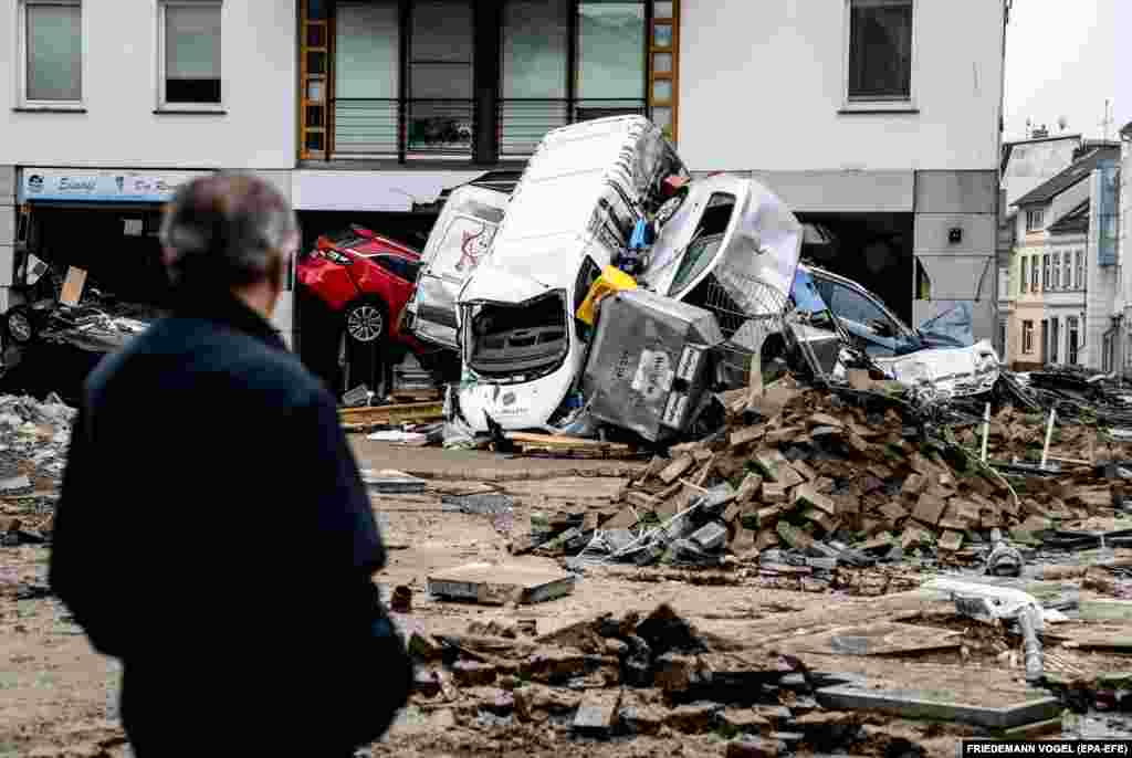 Поврежденные автомобили на улице после наводнения в Бад-Нойенар-Арвайлере, 16 июля 2021 года