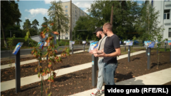 Український військовий Євгеній «Хамзат» Кравчук та кореспондент Радіо Свобода Олег Галів. Київ, серпень 2025 року