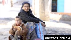 Кара-Суунун Жаңы-Кыштак айылында 30 пайызында  өздүгүн аныктаган документи жок. (Сүрөттө: жаңыкыштактык эне-бала, 18-сентябрь, 2013.)