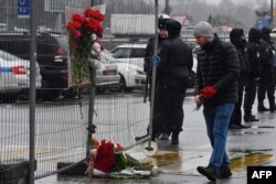 Квіти на огорожі навколо місця, де стався теракт. Підмосков'я, Росія. 23 березня 2024 року