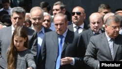 Armenia - Former President Levon Ter-Petrosian visits the Armenian genocide memorial in Yerevan with his granddaughter and political allies, 24Apr2016.