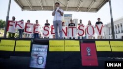Акция "Вслух" в поддержку Олега Сенцова, Киев, 9 июня 2018 года 