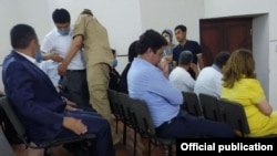 Фото, как депутата обыскивают во время заседания с Телеграм-канала депутата Олий Мажлиса Расула Кушербаева.