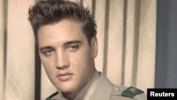 Элвис Пресли АКШ армиясынын формасында. 1958-жылы тартылган сүрөт.