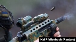 Ukrainanyň ýörite güýçleriniň bir agzasy Bahmut sebitindäki missiýanyň öň ýany, ýaragyny barlaýar. 6-njy aprel. 