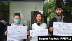 Акцыя за вызваленьне Тэмірлана Енсебека каля будынка дэпартамэнту паліцыі ў Алма-Аты