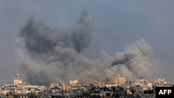Газа тилкесинин түштүгүндөгү Хан-Юнис шаарынын үстүнө жөөт армиясынын соккусунан кийин көтөрүлгөн түтүн. 25-декабрь, 2023-жыл. 