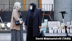 Վրաստան - Թբիլիսիի բնակիչները կորոնավիրուսից պաշտպանվելու համար դիմակ են կրում փողոցում, արխիվ
