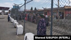 КПП «Дустлик» на узбекско-кыргызской границе. Фото репортера «Озодлика» Шерзода Юсупова.