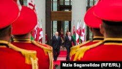 Несмотря на дождливую погоду, президент Белоруссии Александр Лукашенко и его грузинский коллега Георгий Маргвелашвили все же прошли по красной ковровой дорожке в президентскую резиденцию