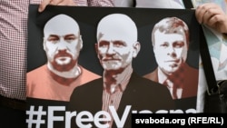 Партрэты Валянціна Стэфановіча, Алеся Бяляцкага, Уладзімера Лабковіча на плякаце падчас пікету ў Вільні. 14 ліпеня 2025