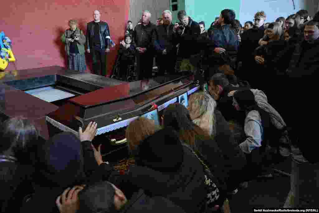 Одногрупники і друзі загиблого 17-річного Данила прощаються з ним під час церемонії 