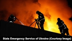 Рятувальники гасять пожежу після російського удару в Одесі, архівне фото