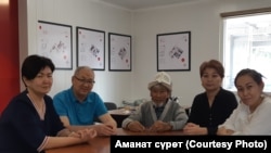 “Улуу Мекен” коомдук фондунун төрагасы Алмаз Урустамов жана карыя мугалим, акын Алымкул Акназаров фонддун активисттери менен.