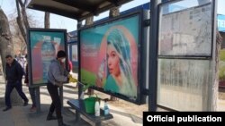 Работник в маске моет остановку общественного транспорта в Алматы. Фото из telegram-канала акимата города.