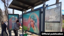 Работник в маске моет остановку общественного транспорта в Алматы. Фото из telegram-канала акимата города.