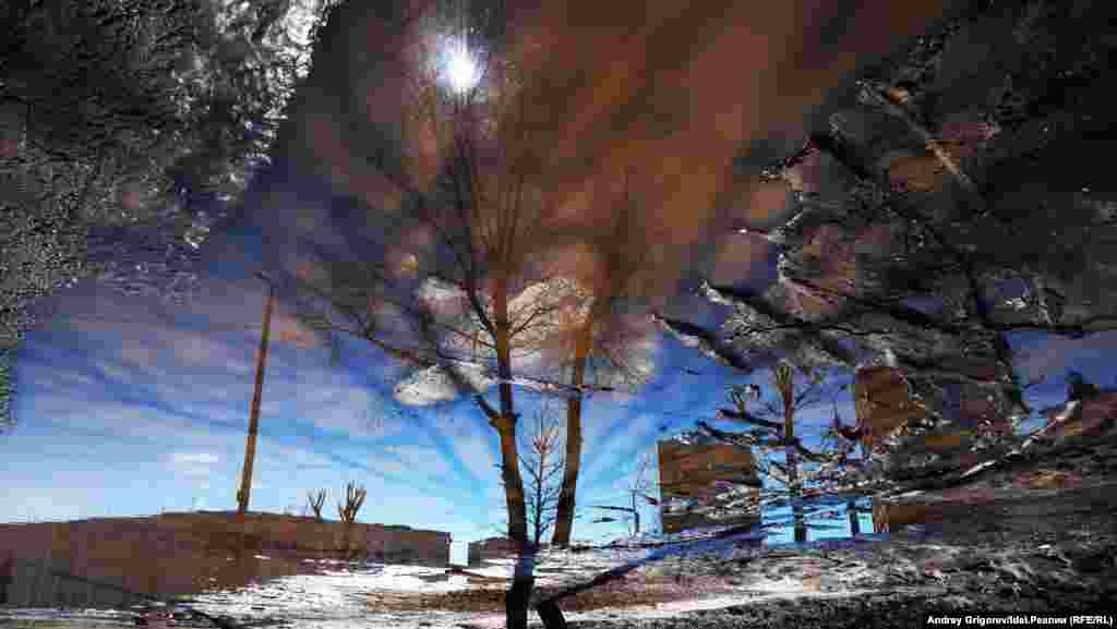 Улица Казани в отражении лужи. Татарстан, 8 апреля 2019 года. (Andrey Grigorev, RFE/RL)