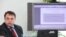 Глава организации «Фридом Хауз Европа» Владимир Школьников презентует доклад в Пражском офисе Радио «Свободная Европа»/Радио «Свобода». 30 июня 2009 года.