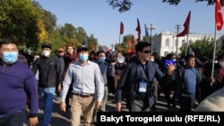 Парламенттик шайлоонун жыйынтыгына нааразы болгон жарандар. Бишкек шаары. 2020-жылдын 5-октябры.