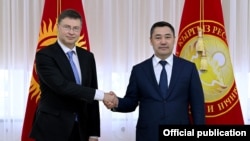 Садыр Жапаров жана Европа комиссиясынын вице-президенти Валдис Домбровскис. 