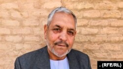 عبدالجلیل توانا، خوشن نویسی با ۴۰ سال تجربه کاری که قرار است در بخش خوش‌نویسی به کارگاه کاشی سنتی هرات گماشته شود.