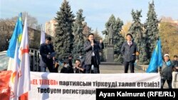Тіркелмеген "Ел тірегі" партиясының жетекшісі Нұржан Әлтаев (ортада) саяси ұйымды тіркеу талабымен өткен митингіде сөйлеп тұр. Алматы, 1 қараша, 2021 жыл