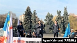 “Эл тиреги” кыймылынын  лидери Нуржан Алтаев (ортодо) митингде сүйлөп жатат. Алматы, 1-ноябрь, 2021-жыл