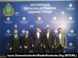 Зліва направо: нардеп від «Слуги народу» Володимир Іванов, заступник керівника Офісу президента Кирило Тимошенко, голова Херсонської ОДА Геннадій Лагута, кандидат у народні депутати від «Слуги народу» Сергій Козир, народний депутат та керівник фракції «Слуга народу» у ВР Давид Арахамія, 27 жовтня 2021 року