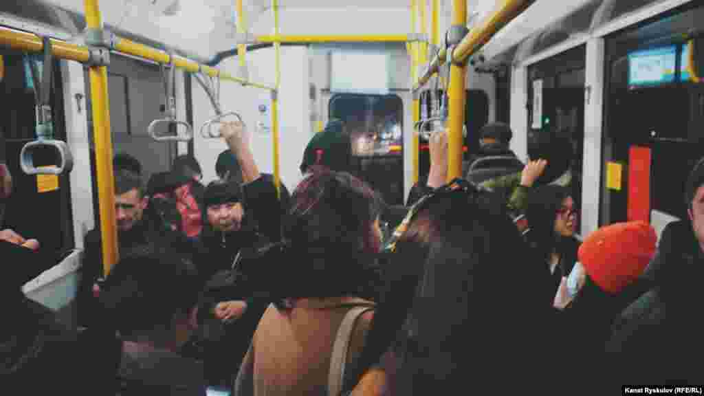 Бирок социалдык тармактардын колдонуучулары троллейбус, автобустардагы тыгын азайбаганын, эч нерсе өзгөрбөгөнүн белгилеп жатышат.