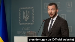 Речник президент Сергій Никифоров вказав на те, що раніше уряд пояснив відкликання рекомендаціями Венеційської комісії