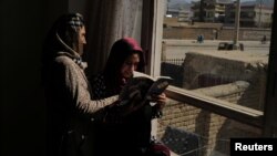 آرشیف - یک دختر دانشجو که در اثر وضع محدودیت طالبان بر تحصیل و کار زنان و دختران از ادامه تحصیل محروم شده است. 