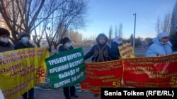 Участницы акции с требованием снизить пенсионный возраст для женщин. Нур-Султан, 7 ноября 2021 года