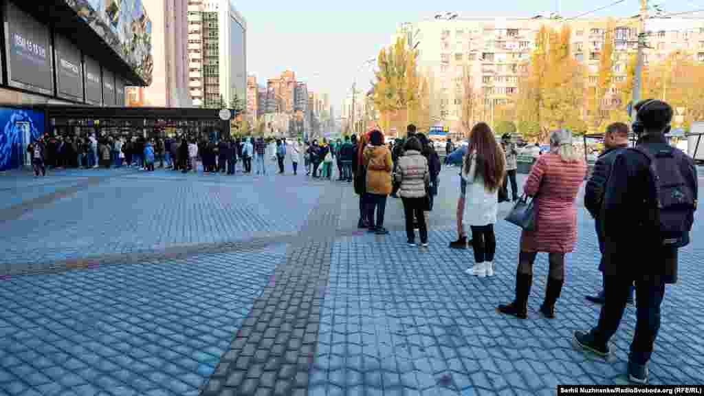 Черги до&nbsp;пункту вакцинації у&nbsp;торговому центрі Ocean Plaza