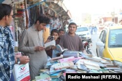 بسته شدن مکاتب و پوهنتون ها به روی دختران و بیکاری جوانان باعث شده است که فرهنگ مطالعه و خرید کتاب نیز کم رنگ شود