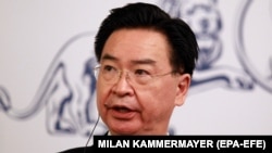 Taýwanyň Daşary işler ministri Jozef Wu Çehiýanyň parlamentiniň ýokary palatasynda – Senatda onuň başlygy Miloş Wystrçil bilen duşuşandan soň, Pragada metbugat konferensiýasynda çykyş etdi. Çehiýa respublikasy, 2021-nji ýylyň 27-nji oktýabry.