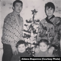 Айдана Жапарова (слева в нижнем ряду) с мамой, папой и младшей сестрой