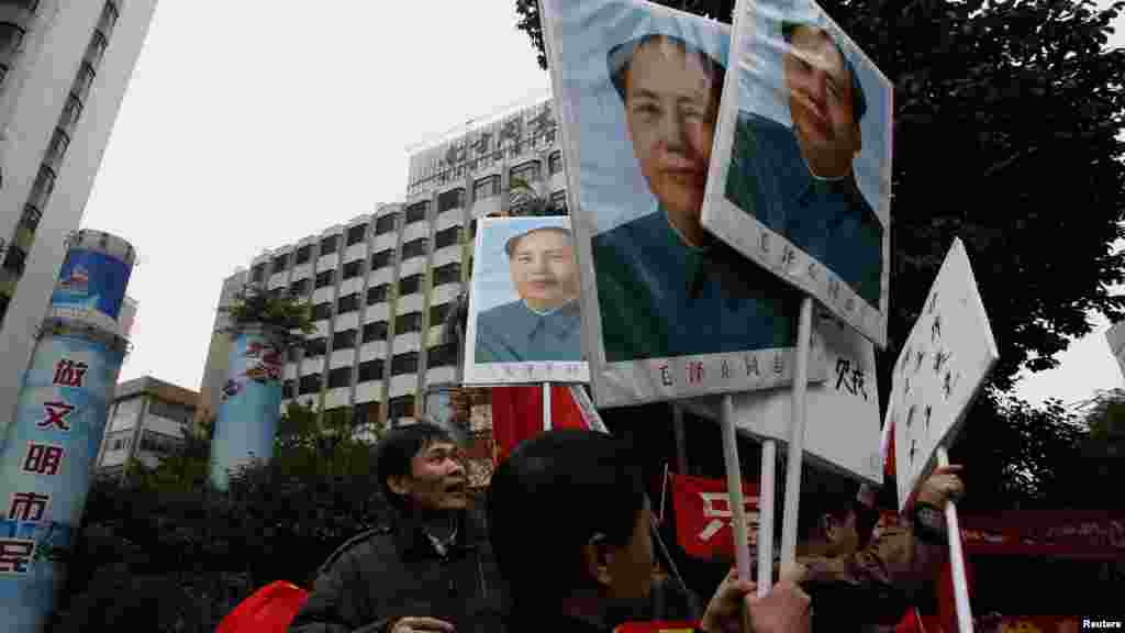 Журналисты либерального еженедельника Southern Weekly в городе Гуаньчжоу протестуют против цензуры, держа в руках плакаты с портретами Мао, &ndash; 9 января 2013 года