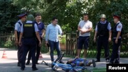 Задержание предполагаемого нападавшего. Алматы, 18 июля 2016 года.